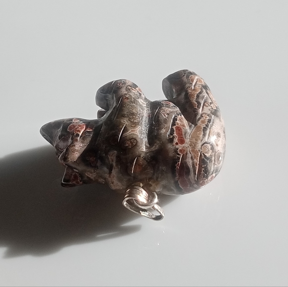 Leopard Jasper carved Bear with silver plated bale - Picture 3 of 9